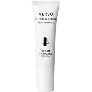 Weiße Tube mit Aufschrift "Verso Super C Serum" und schwarzem Logo.