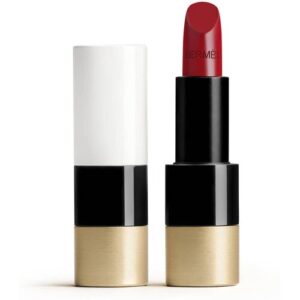 Roter Hermès-Lippenstift mit goldener und schwarzer Hülse neben geöffneter Kappe.