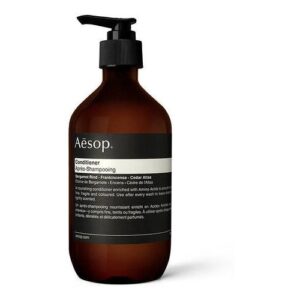 Braune Flasche mit schwarzem Pumpverschluss und Aesop-Logo auf Etikett.