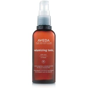 Braune Sprühflasche mit Aufschrift "Aveda Volumizing Tonic" und durchsichtigem Sprühkopf.