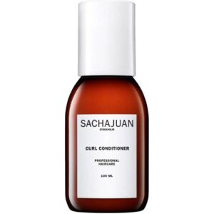 Braune Flasche mit weißem Etikett, Sachajuan Curl Conditioner, weißer Verschluss.
