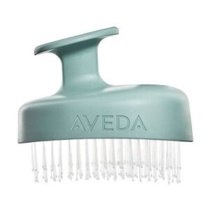 Grünes Kopfhautmassagegerät mit Borsten und Griff von Aveda.
