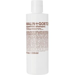 Weiße Flasche Malin+Goetz Pfefferminz Shampoo mit brauner Schrift vor weißem Hintergrund.