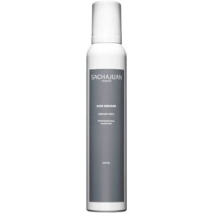 Weiße Flasche mit grauem Etikett, "Sachajuan Hair Mousse Medium Hold" beschriftet.