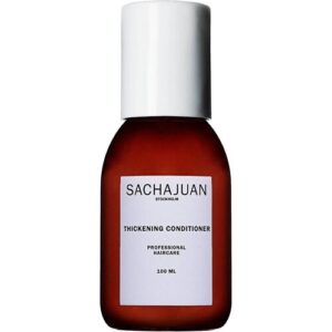 Braune Flasche SachaJuan Thickening Conditioner mit weißem Etikett und Schraubverschluss.