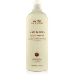 Plastikflasche Aveda Scalp Benefits Balancing Conditioner vor weißem Hintergrund.