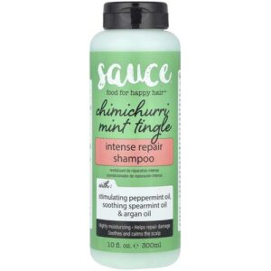 Mintgrünes Shampoo in Flasche mit schwarzem Deckel und Etikett in Pastelltönen.