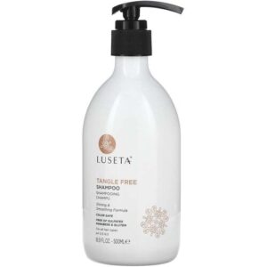 Weiße Shampoo-Flasche mit schwarzem Pumpverschluss auf weißem Hintergrund.