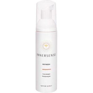 Weiße Schaumflasche von Innersense mit der Aufschrift "Refresh" auf der Vorderseite.