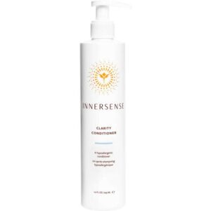 Weiße Flasche Innersense Clarity Conditioner mit Pumpverschluss.