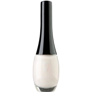 Transparente Nagellackflasche mit schwarzem Verschluss vor weißem Hintergrund.