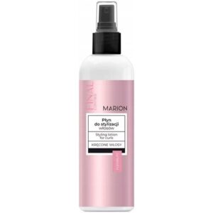 Eine Flasche Stylinglotion für Locken mit rosa Etikett und schwarzem Sprühkopf.