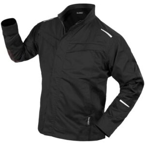 Eine schwarze Outdoor-Jacke aus Stoff mit mehreren Taschen und reflektierenden Streifen.