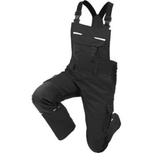 Schwarze Latzhose mit Taschen und verstellbaren Trägern vor weißem Hintergrund.