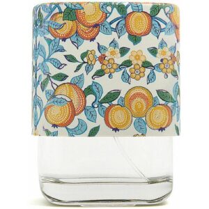 Glasvase mit buntem Blumen-und Früchtemuster auf weißem Hintergrund.