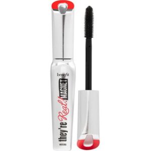 Silberne Mascara mit geöffneter Bürste und rotem Detail auf weißem Hintergrund.