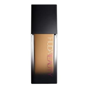 Rechteckige Make-up-Foundation-Flasche mit schwarzem Deckel und Huda Beauty-Logo.