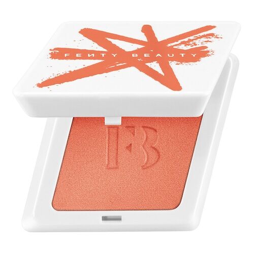 Offenes Rouge von Fenty Beauty in einer weißen quadratischen Verpackung. Offenes Rouge von Fenty Beauty in einer weißen quadratischen Verpackung.