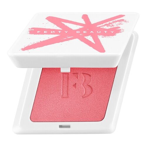 Weißes Fenty Beauty Rouge mit rosa Inhalt und markantem Logo auf dem Deckel. Weißes Fenty Beauty Rouge mit rosa Inhalt und markantem Logo auf dem Deckel.