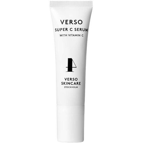 Weiße Tube mit Aufschrift „Verso Super C Serum“ und schwarzem Logo. Weiße Tube mit Aufschrift