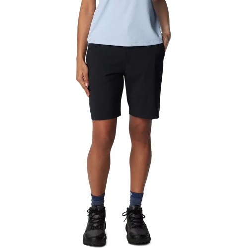 Person trägt schwarze Shorts, blaues Shirt und schwarze Wanderschuhe Person trägt schwarze Shorts, blaues Shirt und schwarze Wanderschuhe