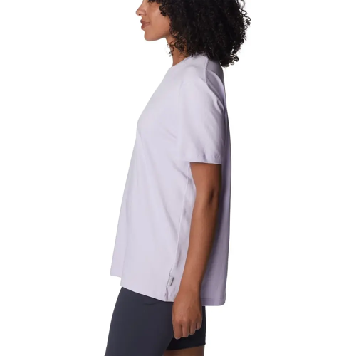 Person in weißem T-Shirt und dunklen Shorts von der Seite.