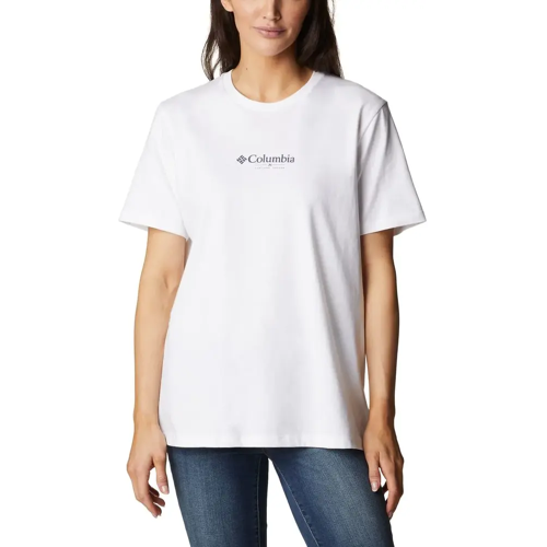 Weißes T-Shirt mit Columbia-Logo und blauer Jeans vor weißem Hintergrund.
