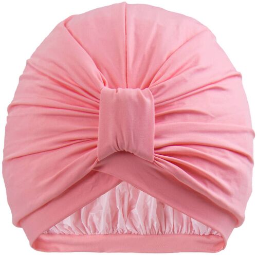 Rosa Turban aus Stoff auf weißem Hintergrund.